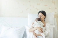 Vì sao trẻ sơ sinh trớ ra dịch nhầy màu vàng? Có sao không?